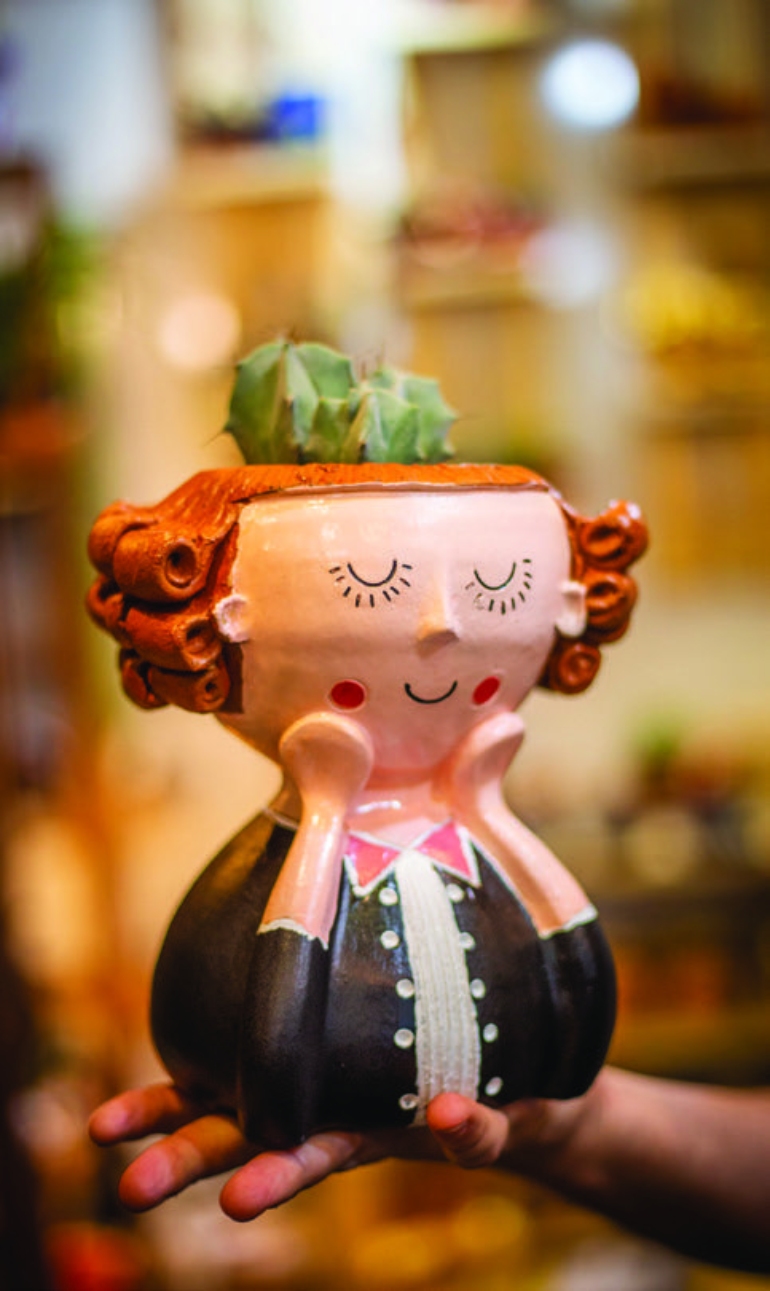 Colunista da Manequim, Lú Gastal fala sobre o poder da confecção de bonecas