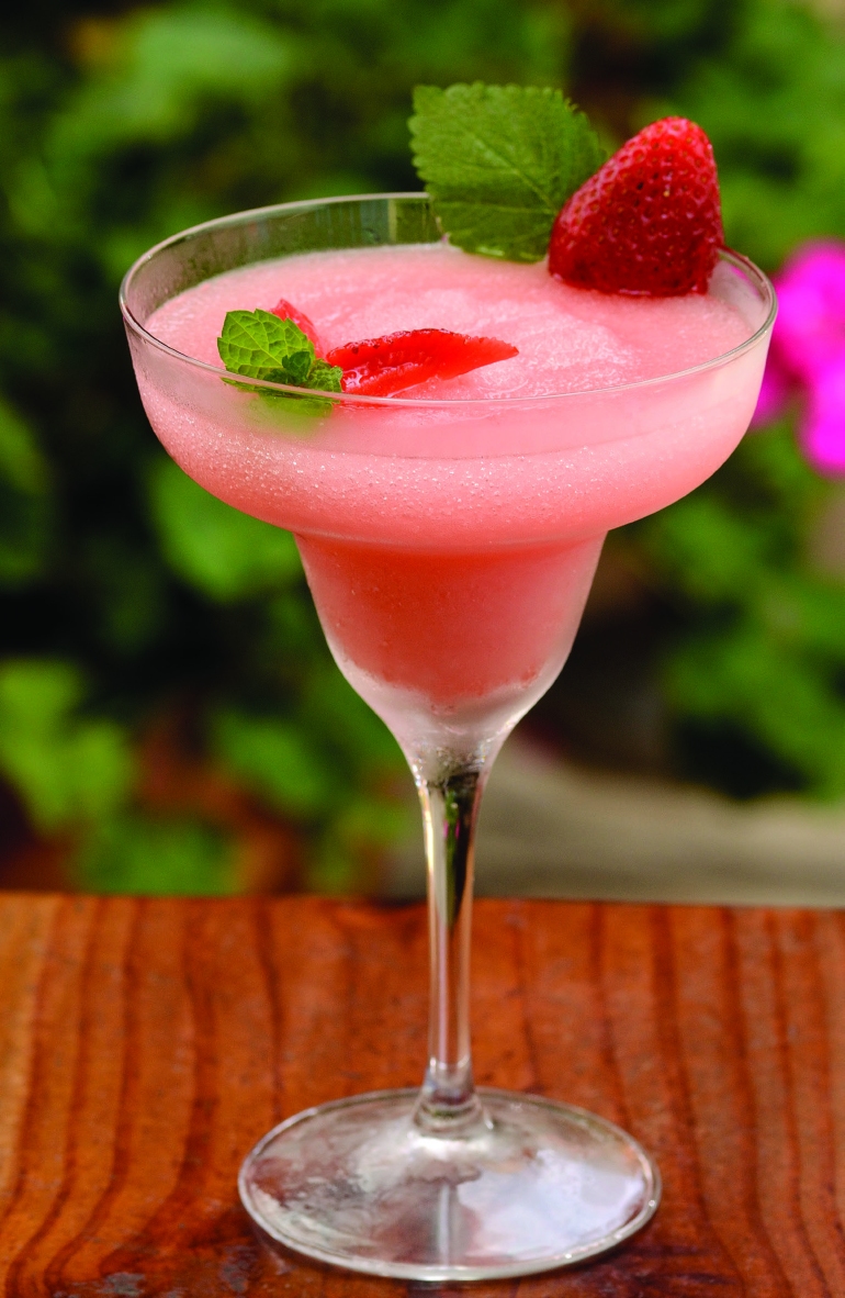 Colunista ensina 7 receitas fáceis e aromáticas de drinks refrescantes para o verão