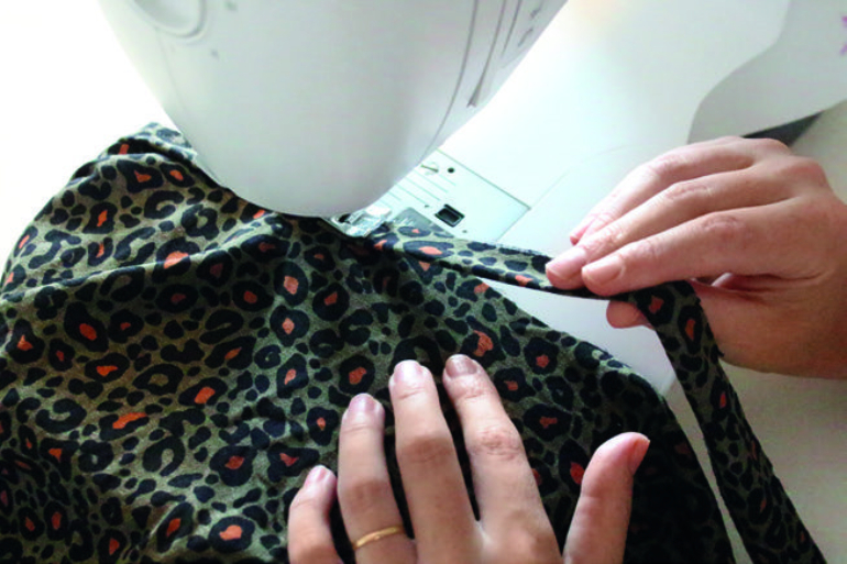 Diana Demarchi ensina como criar blusa moderninha com estampa de onça em casa