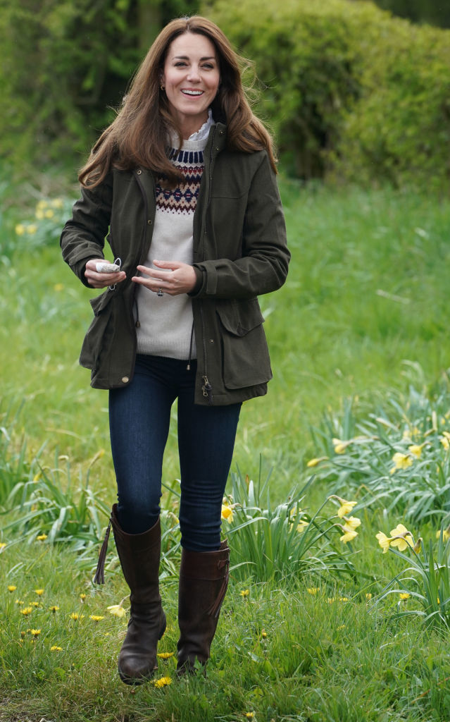 Kate Middleton usa tricô sustentável, parka, jeans e bota que tem há 17 anos