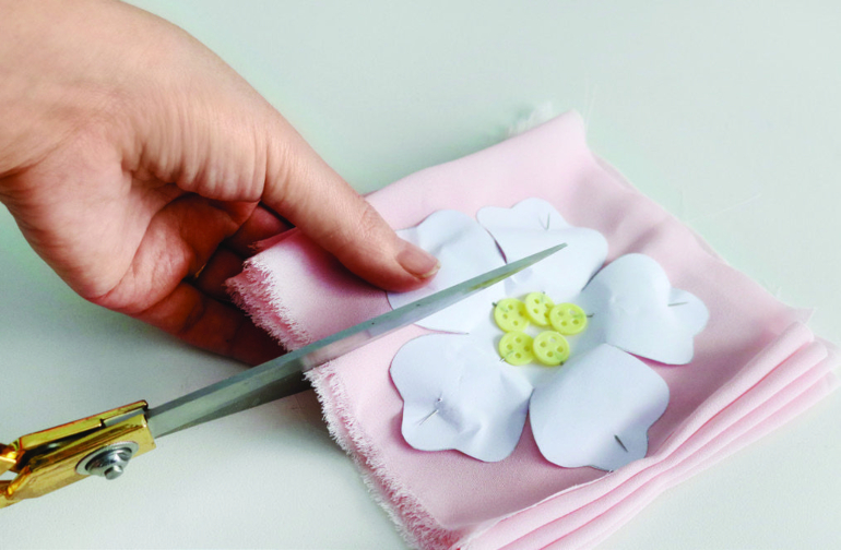 Sinônimo de delicadeza! Diana Demarchi ensina como fazer aplique de flor para dar beleza e elegância às roupas
