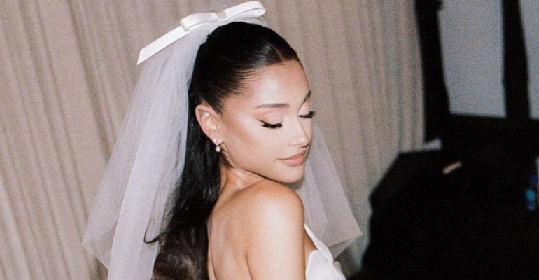 Ariana Grande casa usando vestido de noiva criado pela designer de