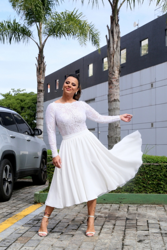 Viviane Araújo abandona o clássico vestido de noiva e aposta em body de renda e saia midi