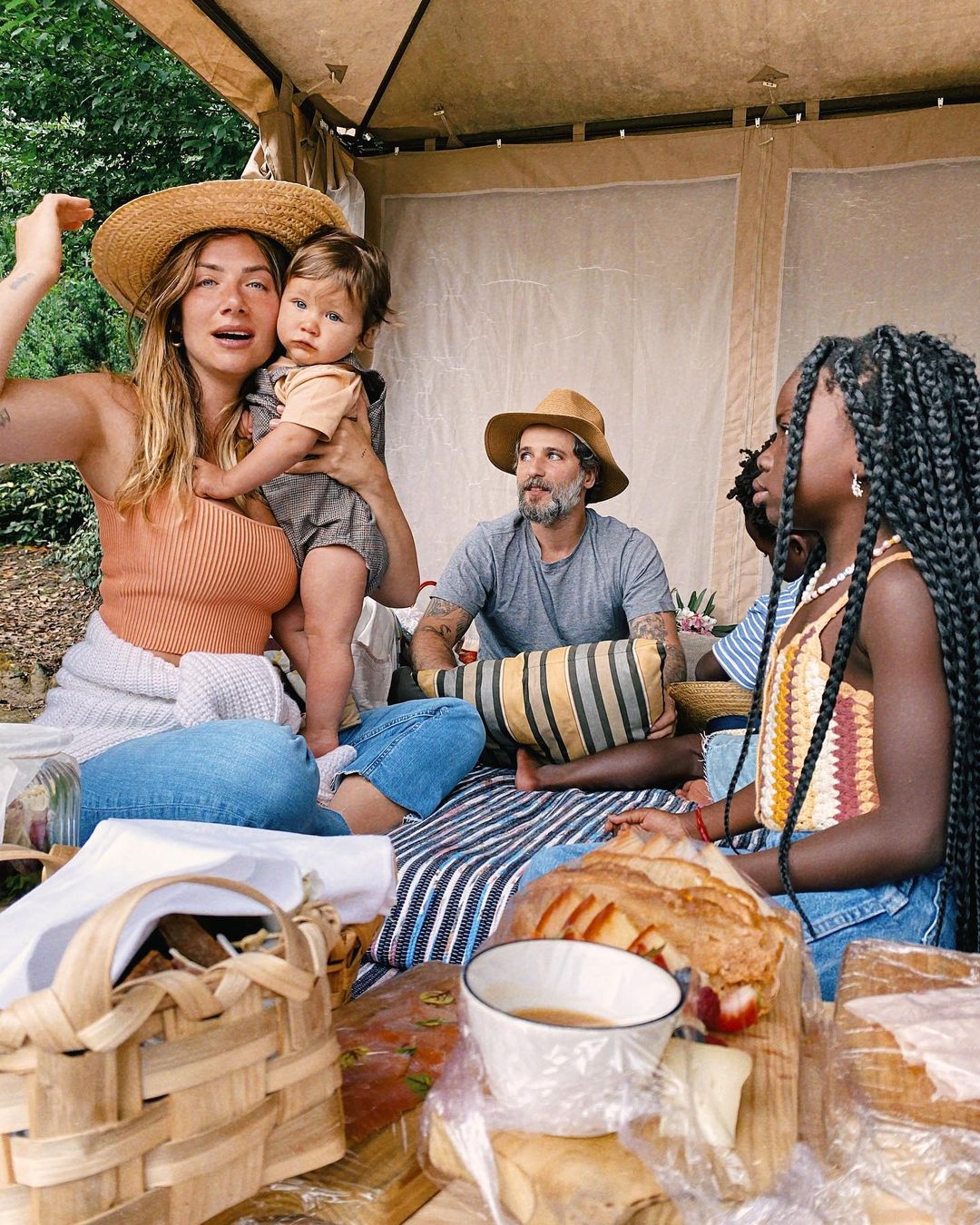 Família Ewbank-Gagliasso faz picnic perfeito em Portugal