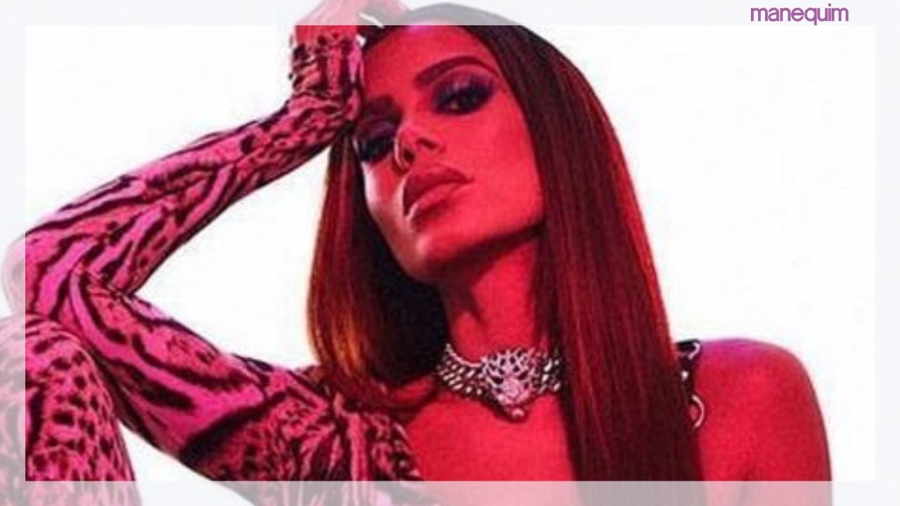 Queridinha da Versace e Fendi: Anitta posa com roupas da collab das grifes  e mostra ser o momento!