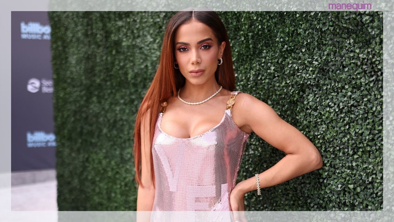 Anitta ousa com look sexy com decote enorme grifado