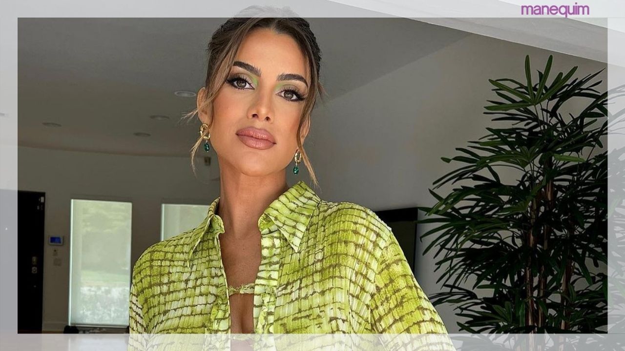 Camila Coelho arrasa ao usar vestido dourado cheio de brilho