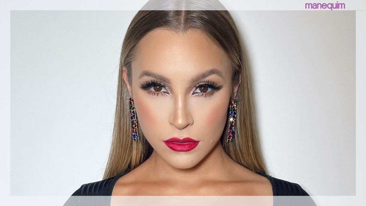 Carla Diaz aposta em tecido tweed assim como a icônica Chanel!