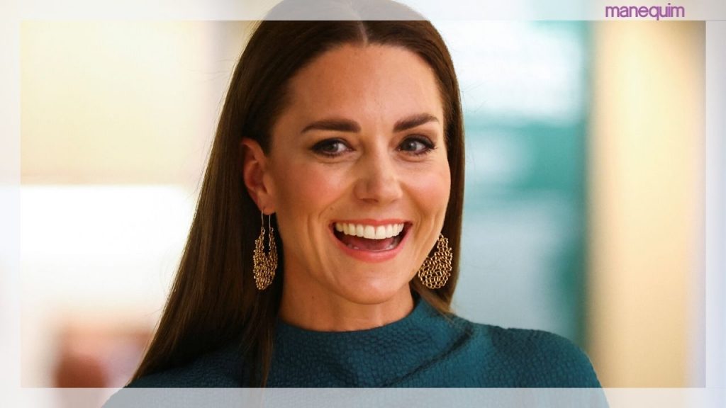 Elegância real, duquesa Kate Middleton usa vestido verde-água texturizado