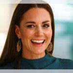 Elegância real, duquesa Kate Middleton usa vestido verde-água texturizado