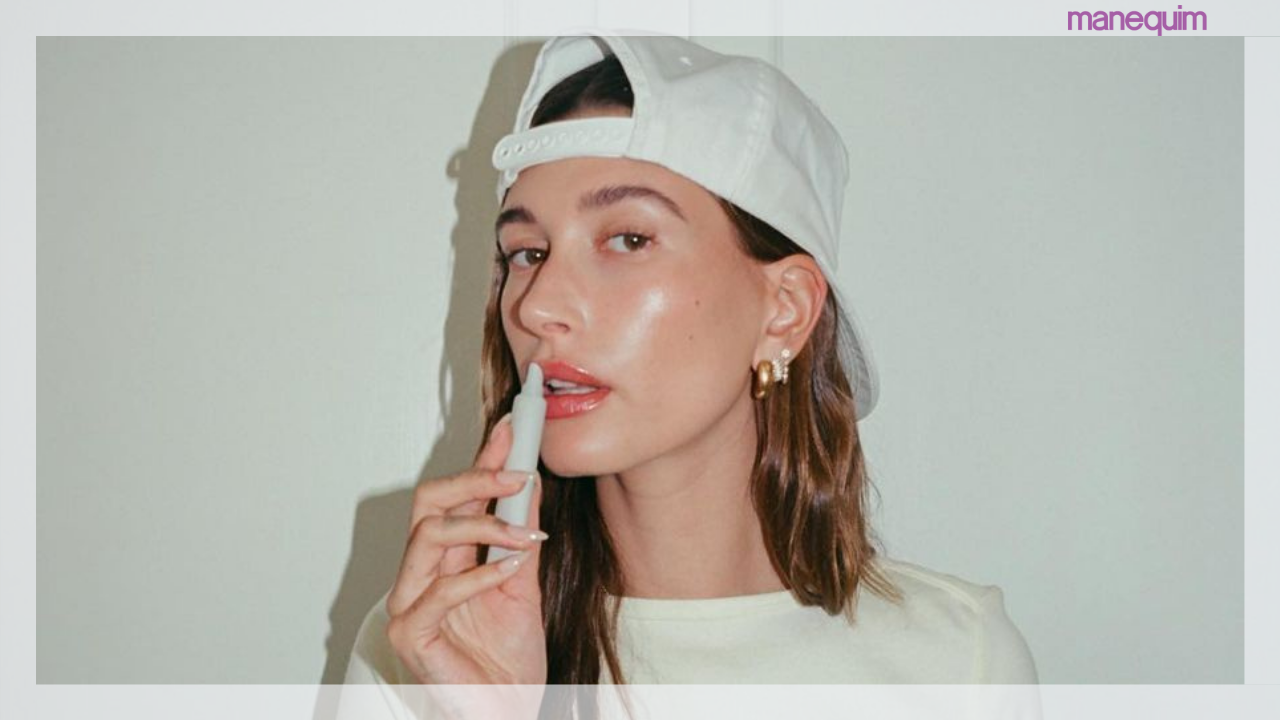 Luxo! Hailey Bieber ousa em microvestido grifado em tom de rosa chiclete