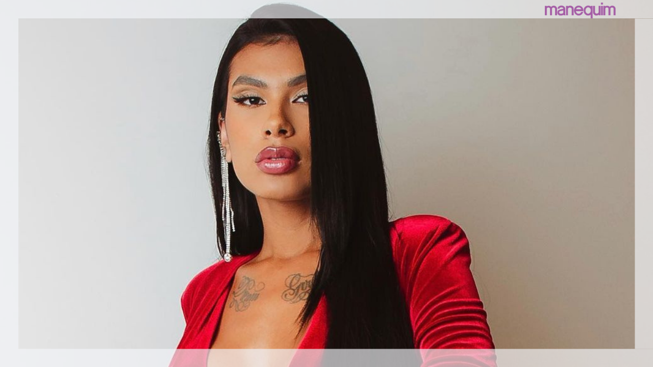 Dama de Vermelho: Pocah ousa em vestido com decote e fenda poderosos