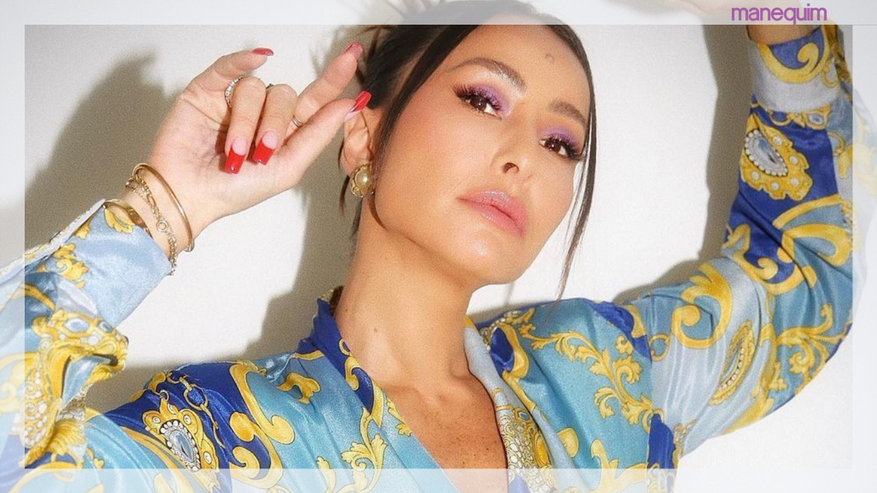 Sabrina Sato surge toda trabalhada em look ousado para lá de excêntrico