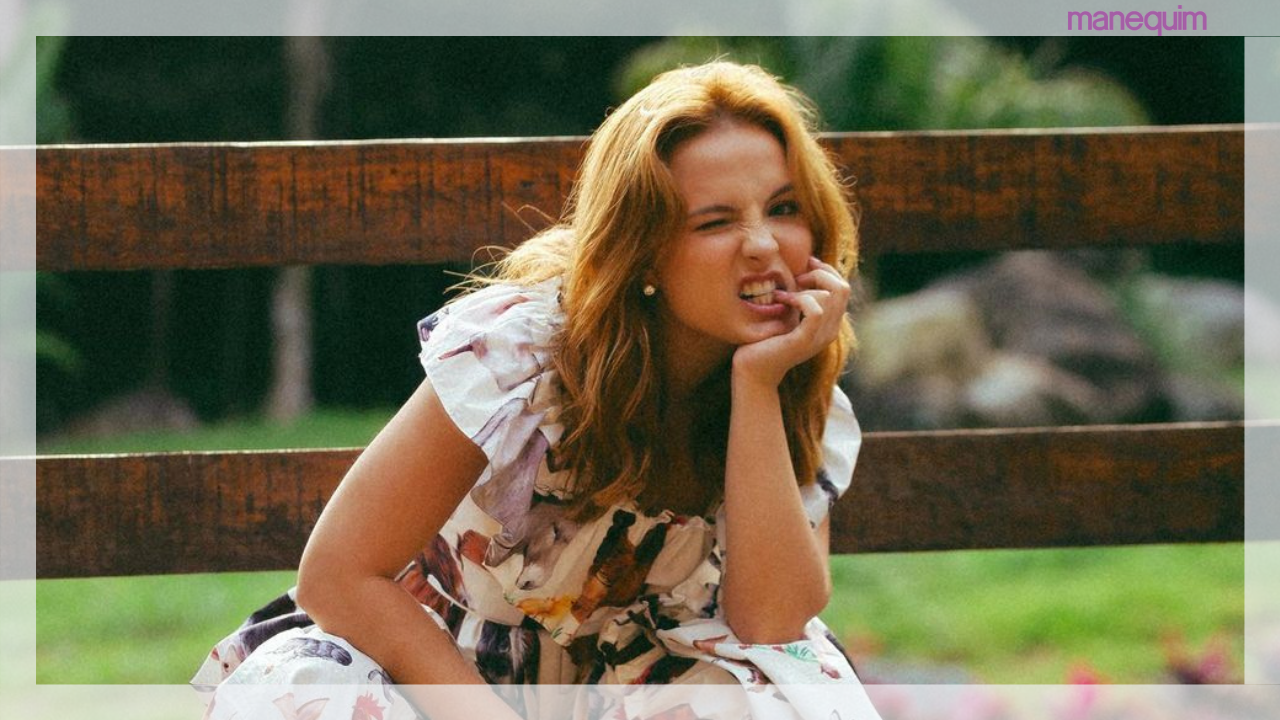 Ao lado de amigas, Larissa Manoela arrasa com look colorido em show