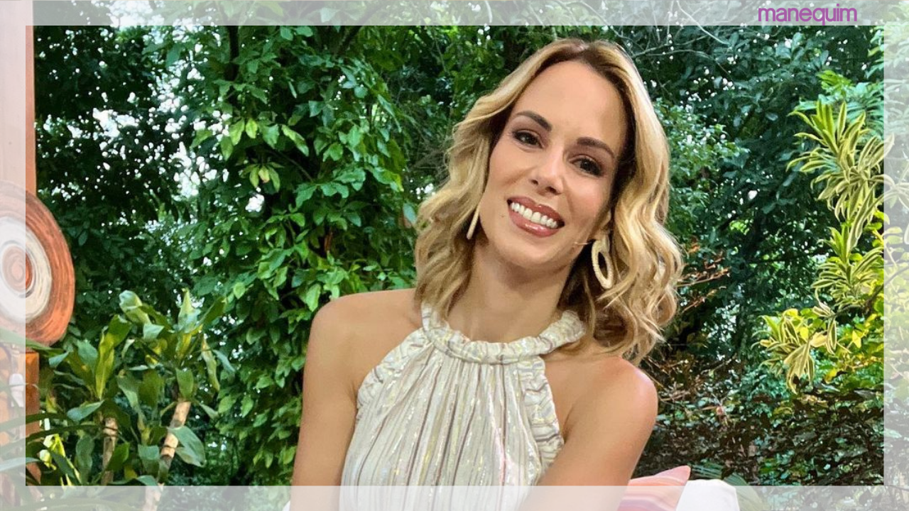 Ana Furtado usa vestido lilás com fivela enorme e bota de cano curto