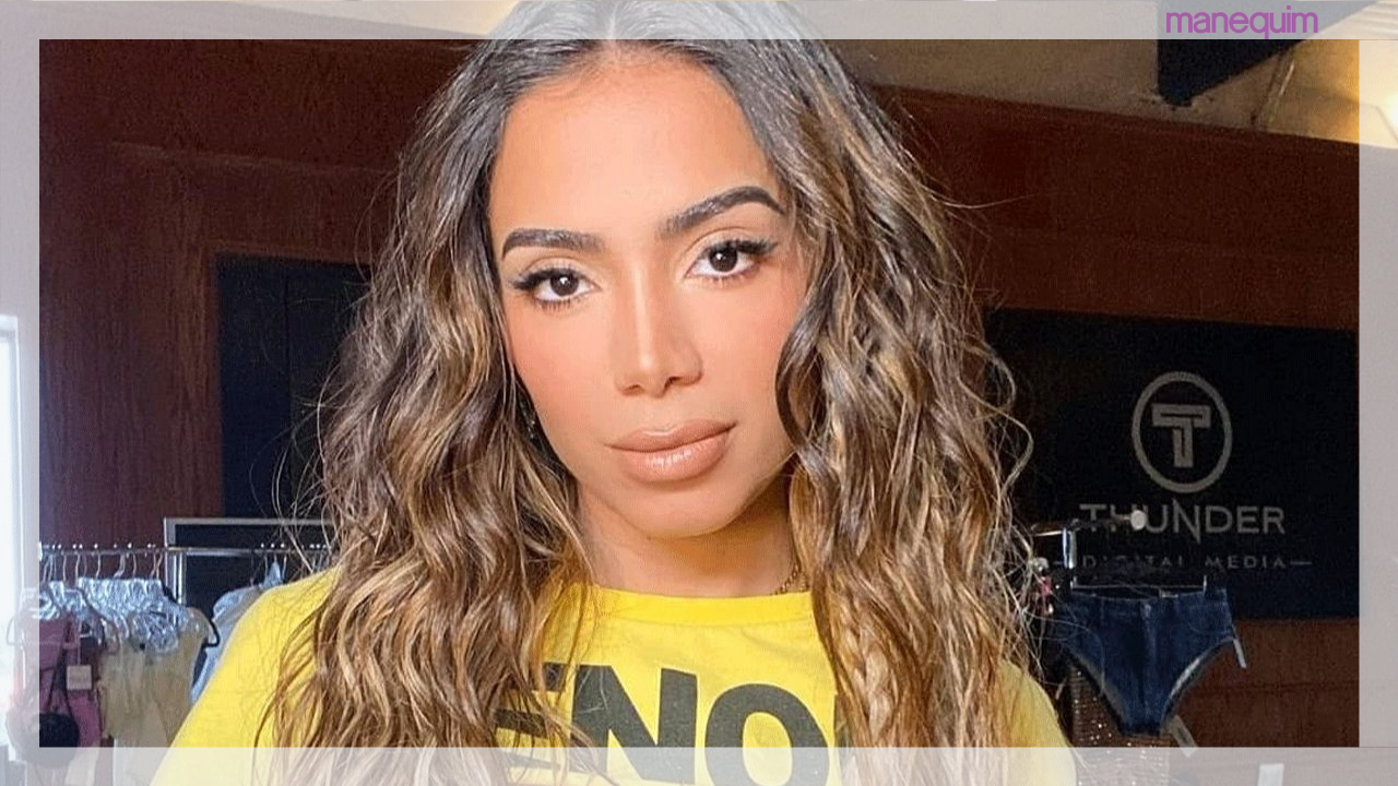 Anitta aparece com conjuntinho all white com corpete e saia