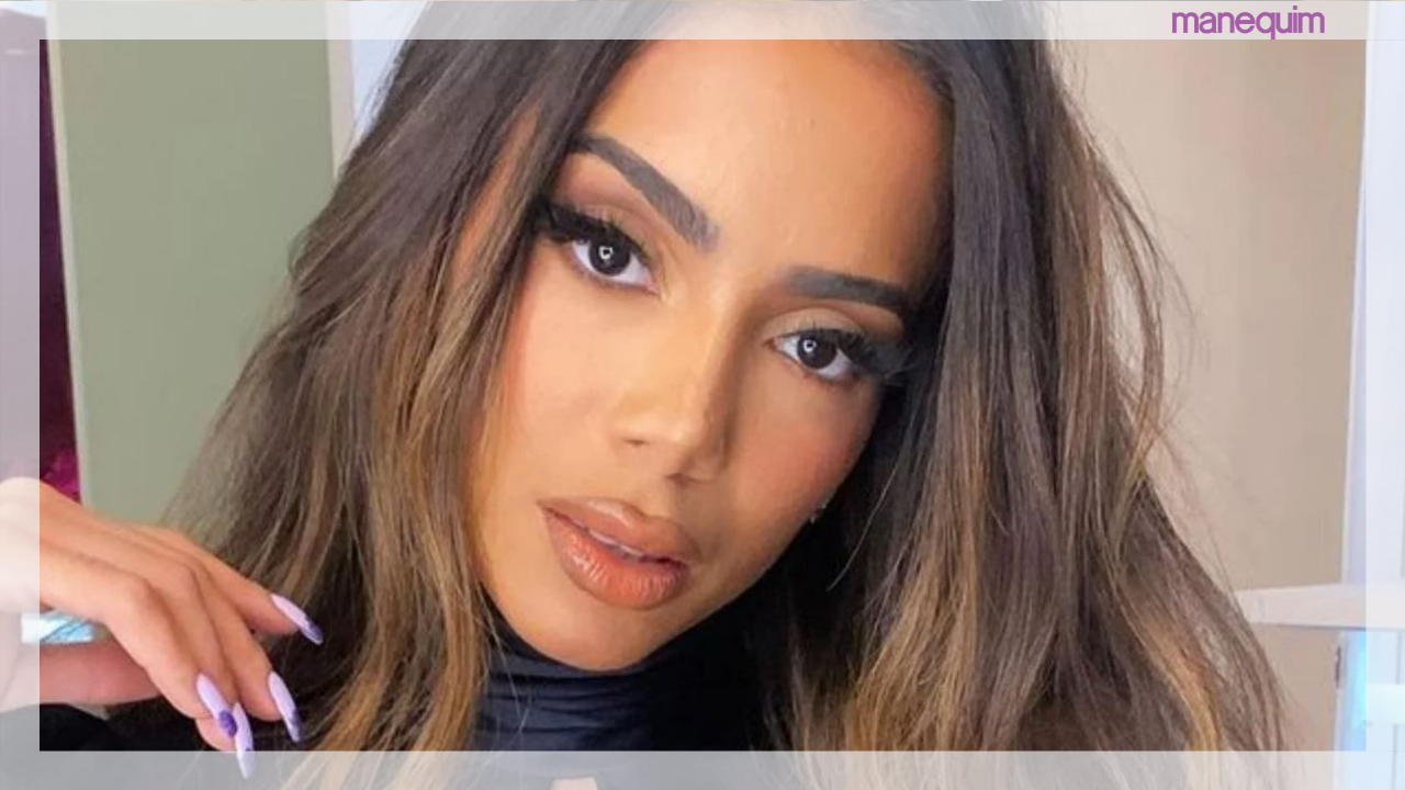 Anitta usa cropped de pedrarias coloridas de grife durante show em Los Angeles