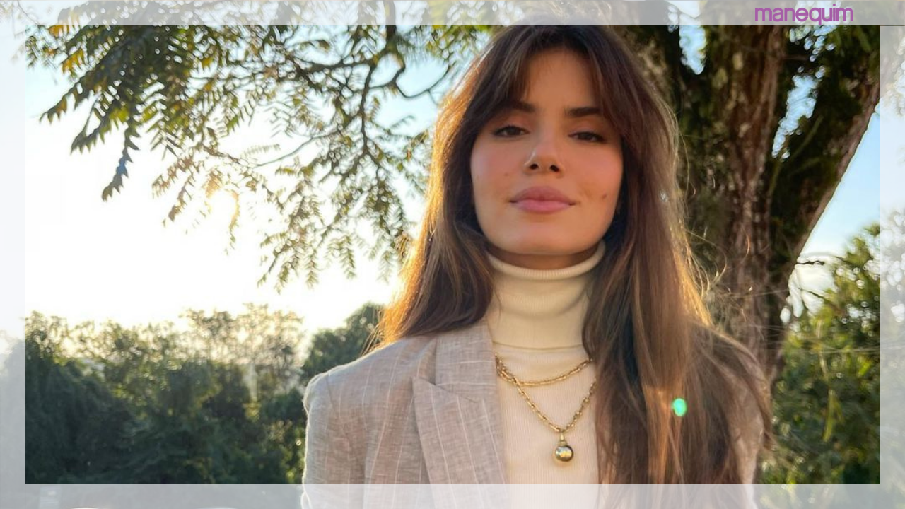 Camila Queiroz usa vestido curto listrado diferente com casacão de grife