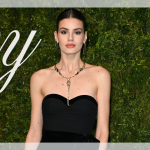 Com colar de escorpião de R$31 mil, Camila Queiroz arrasa com vestido preto com fenda ENORME em evento da Tiffany & Co