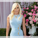 Donatella Versace escolhe vestido azul bebê em casamento de Britney Spears