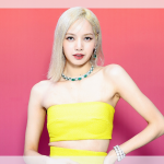 Em look todo amarelo, Lisa, do BLACKPINK, prova que a cor é tendência da primavera europeia