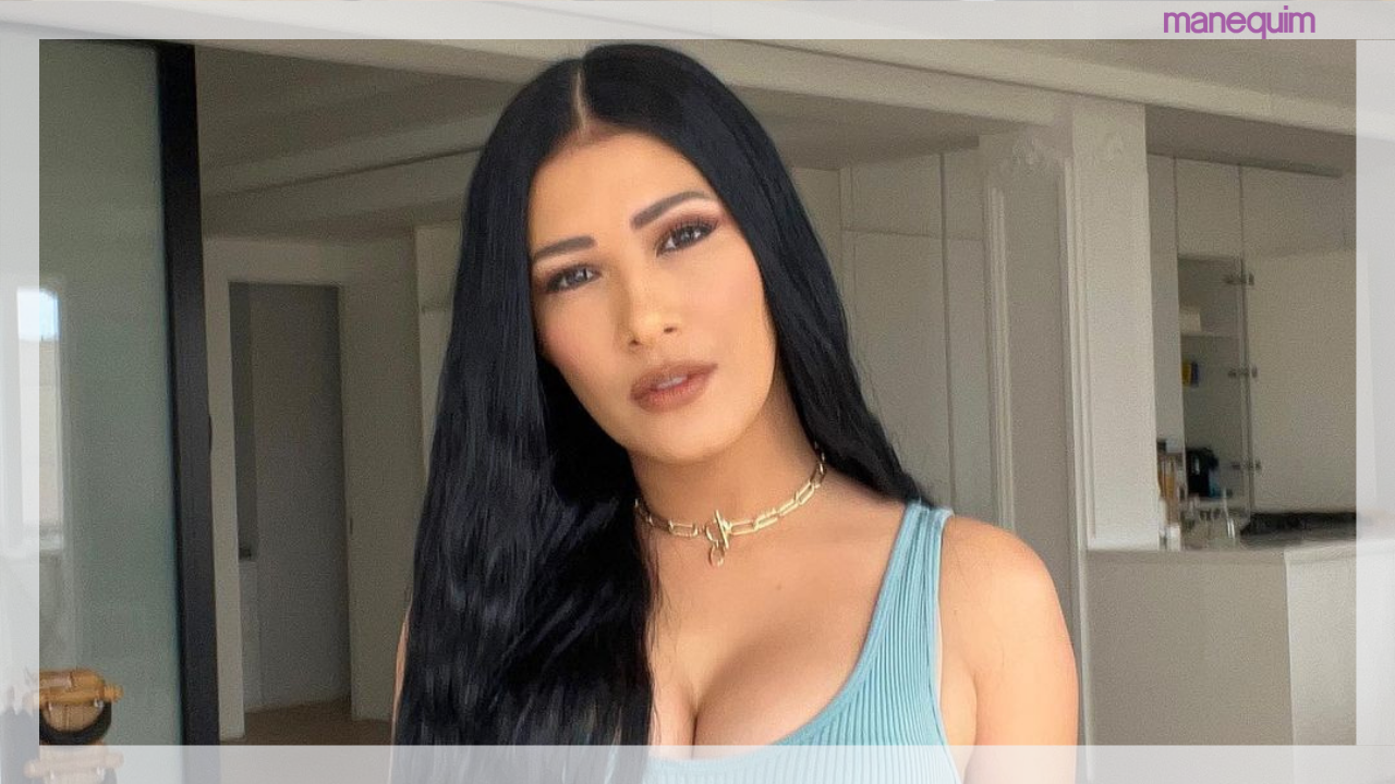 Em sua festa de 40 anos, Simaria parece com macacão brilhante preto sexy dos pés a cabeça