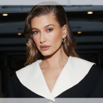 Hailey Bieber aparece com conjunto de minissaia e blazer, com mocassim