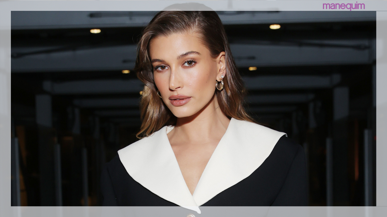 Hailey Bieber aparece com conjunto de minissaia e blazer, com mocassim