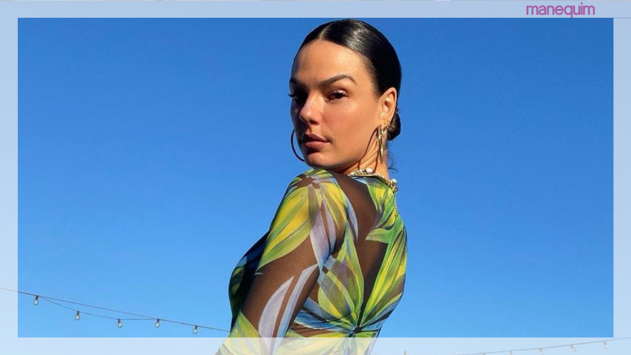 Isis Valverde usa vestido transparente florido como saída de praia estiloso