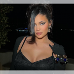 Kylie Jenner usa conjunto cintilante azul e também adere à moda das peças metálicas
