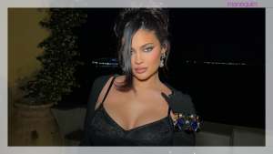 Kylie Jenner usa conjunto cintilante azul e também adere à moda das peças metálicas