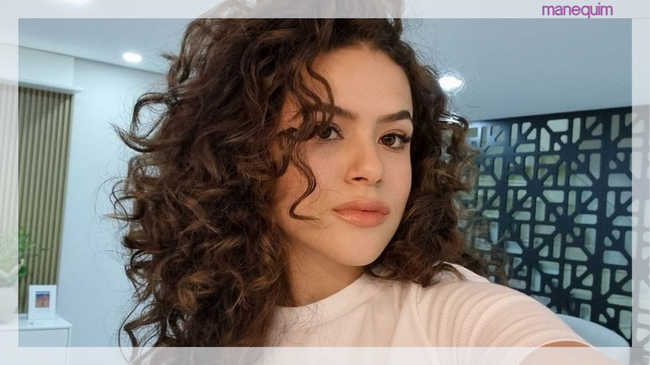 Maisa escolhe conjunto branco com cropped de borboleta e saia em jantar