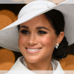 Meghan Markle chega toda de branco em celebração à rainha Elizabeth II