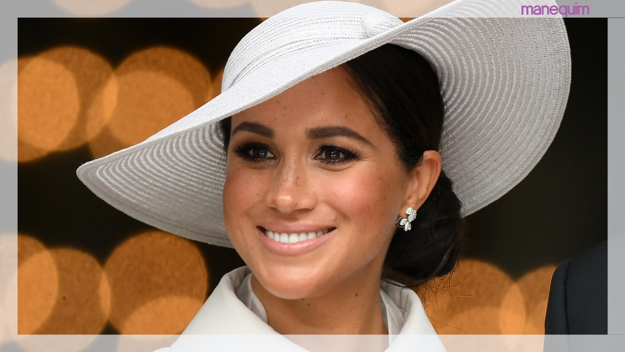 Meghan Markle chega toda de branco em celebração à rainha Elizabeth II
