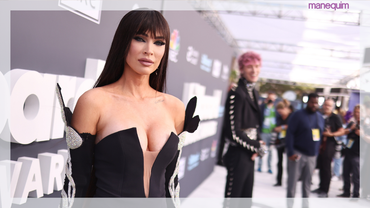 Megan Fox surge de cabelo rosa em evento