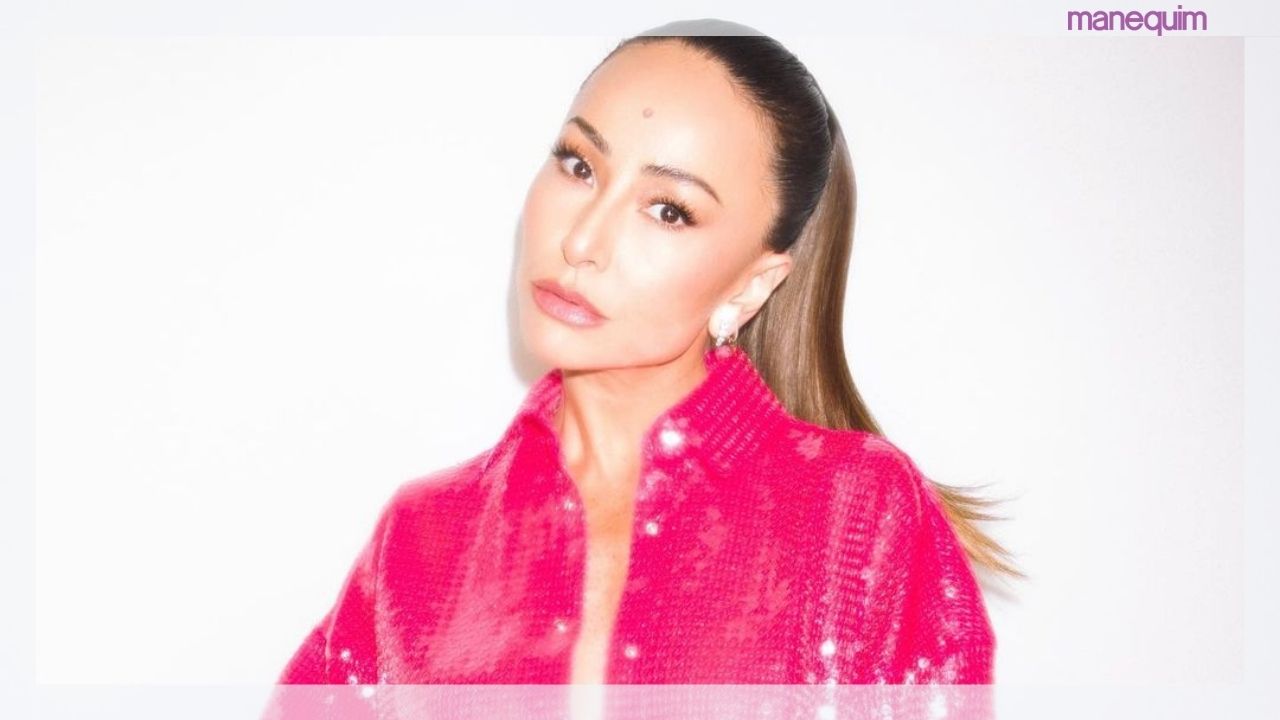 Sabrina Sato aposta em look largão com camisa de paetê e calça pantalona, tudo pink!