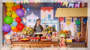 Arraiá da Lorena Queiroz: palha no chão, muitas flores na mesa e comidinhas personalizadas marcam decoração da festa