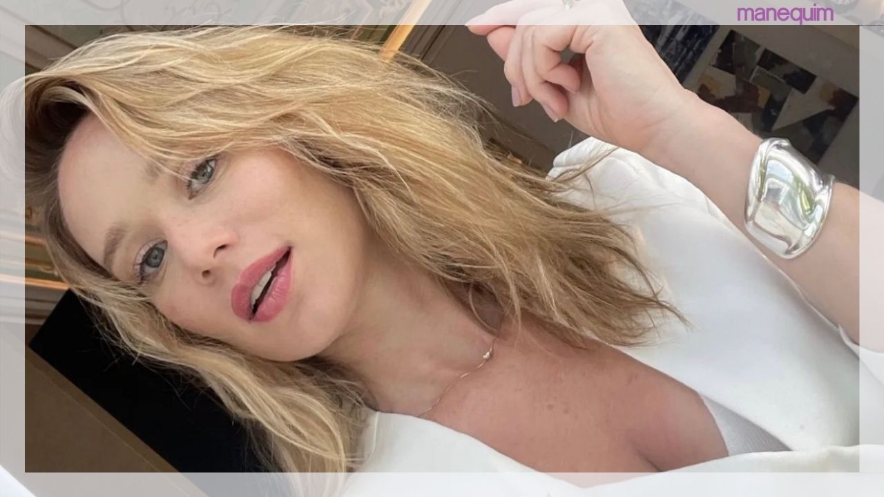 Mariana Ximenes surge com vestido volumoso e transparente em Paris
