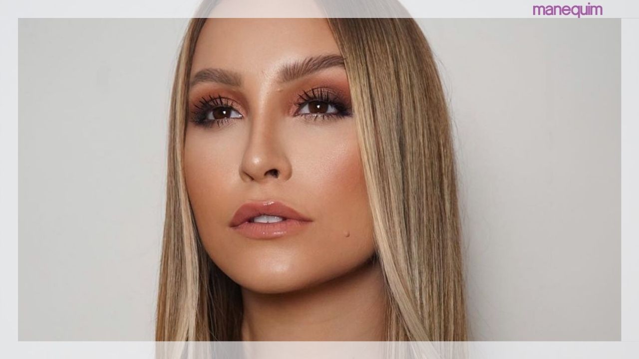 Verde é tendência? Carla Diaz surge com conjuntinho canelado colorido