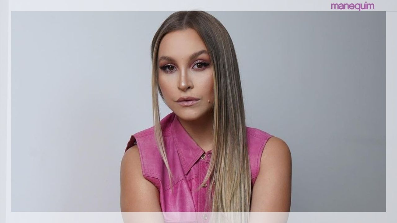 Carla Diaz surge bem fashionista com direito a transparência e casaco neon