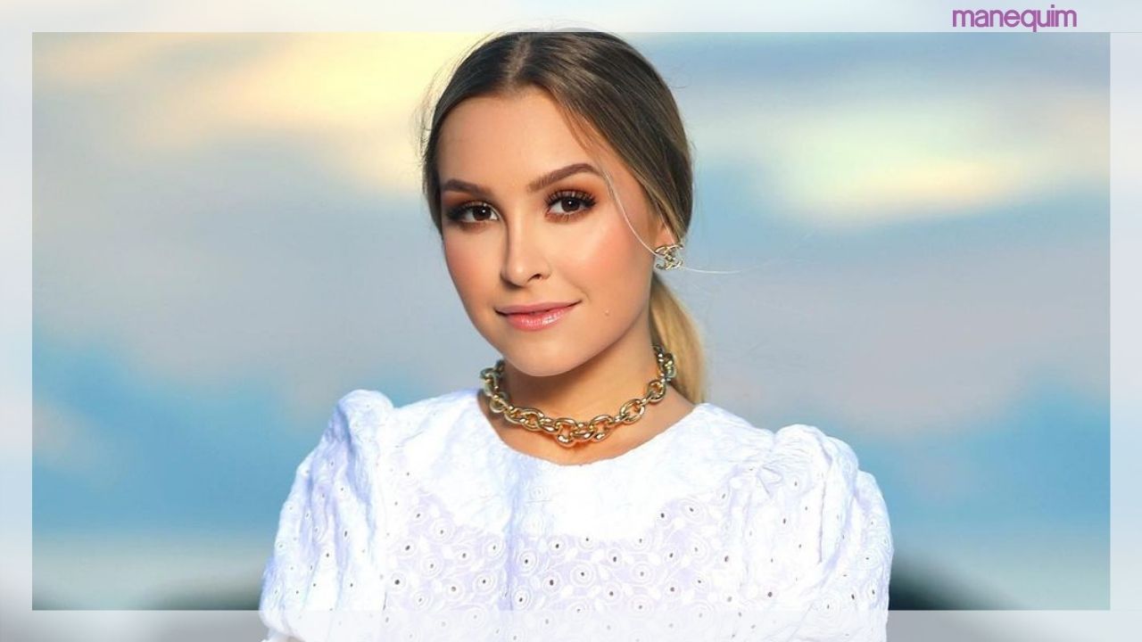 Sofisticada e fashionista! Carla Diaz aposta em terninho com toques de rosa