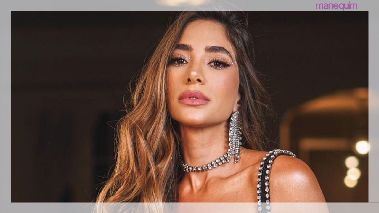 Em casa! Romana Novais aposta em moletom luxuoso em tom de pink