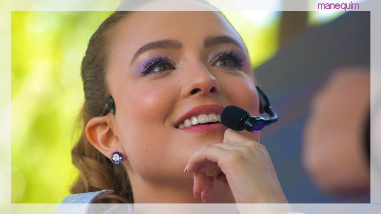 Curtindo praias cariocas, Larissa Manoela aposta em biquini azul brilhoso!