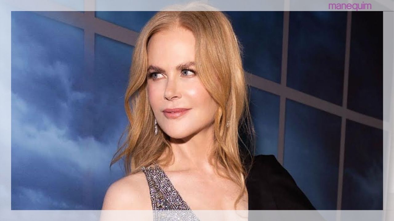 Nicole Kidman surge com vestido prateado para lá de excêntrico em Paris