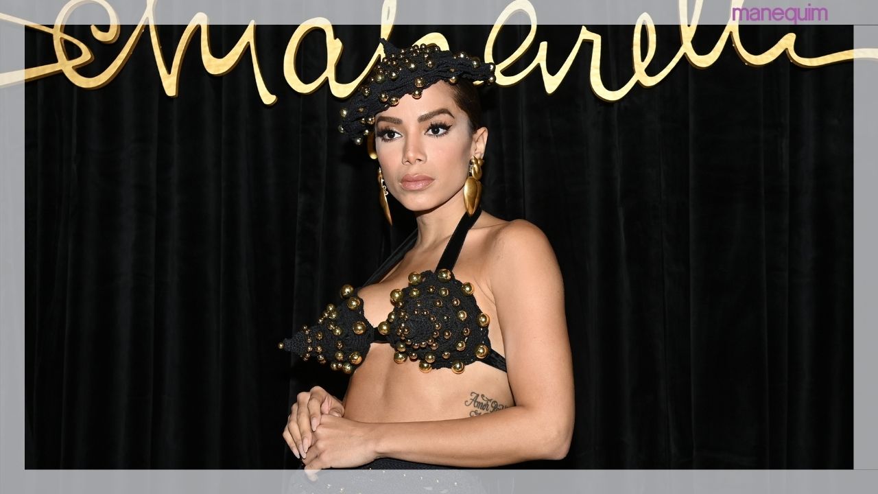 Anitta usa vestido prata sem forro e com lingerie pink