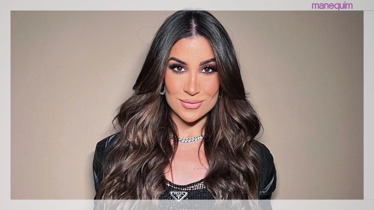 Bianca Andrade usa macacão sexy com decote enorme de grife