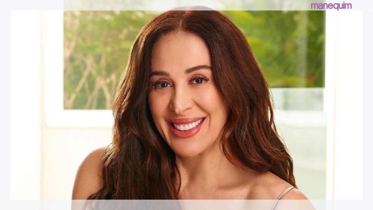 Claudia Raia aposta em vestido roxo largão e sandálias verdes