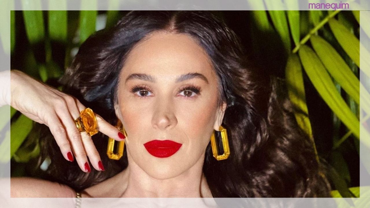 Claudia Raia usa vestido preto de veludo com caimento perfeito e salto vermelho