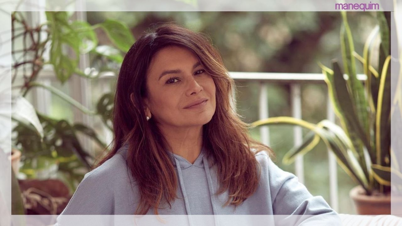 Dira Paes usa blusa chamativa metalizada com mangas bufantes