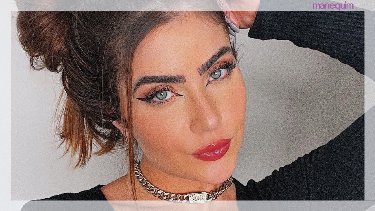 Jade Picon aposta em macacão colado cheio de transparências e recortes circulares!